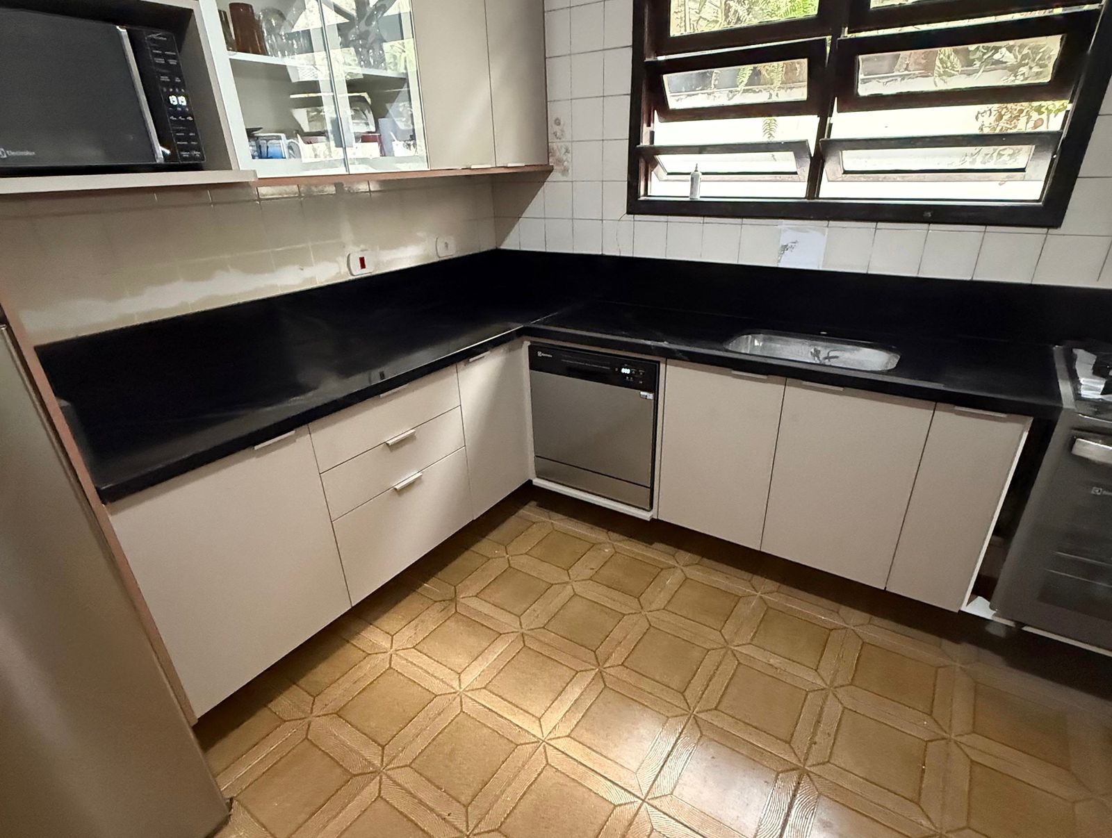 Cozinha entregue com bancada em granito preto