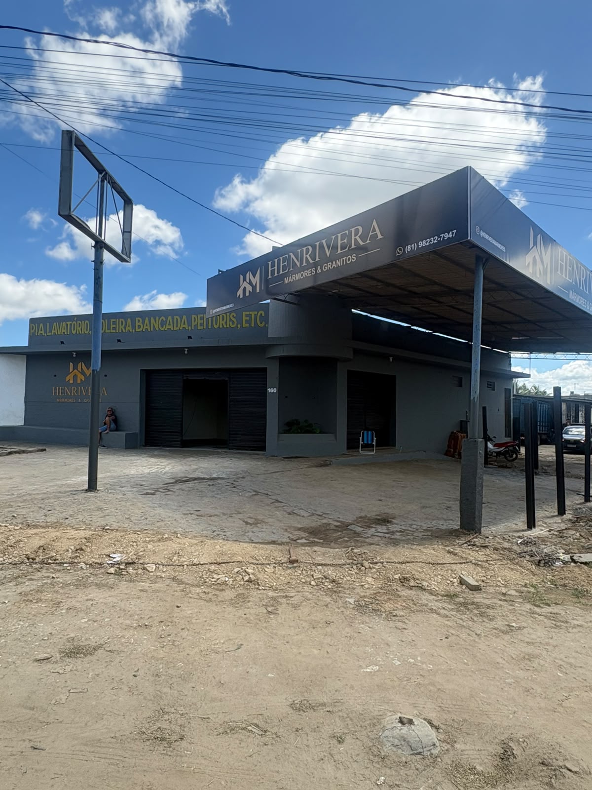 Fachada da Henrivera Mármores & Granitos em Surubim, Pernambuco