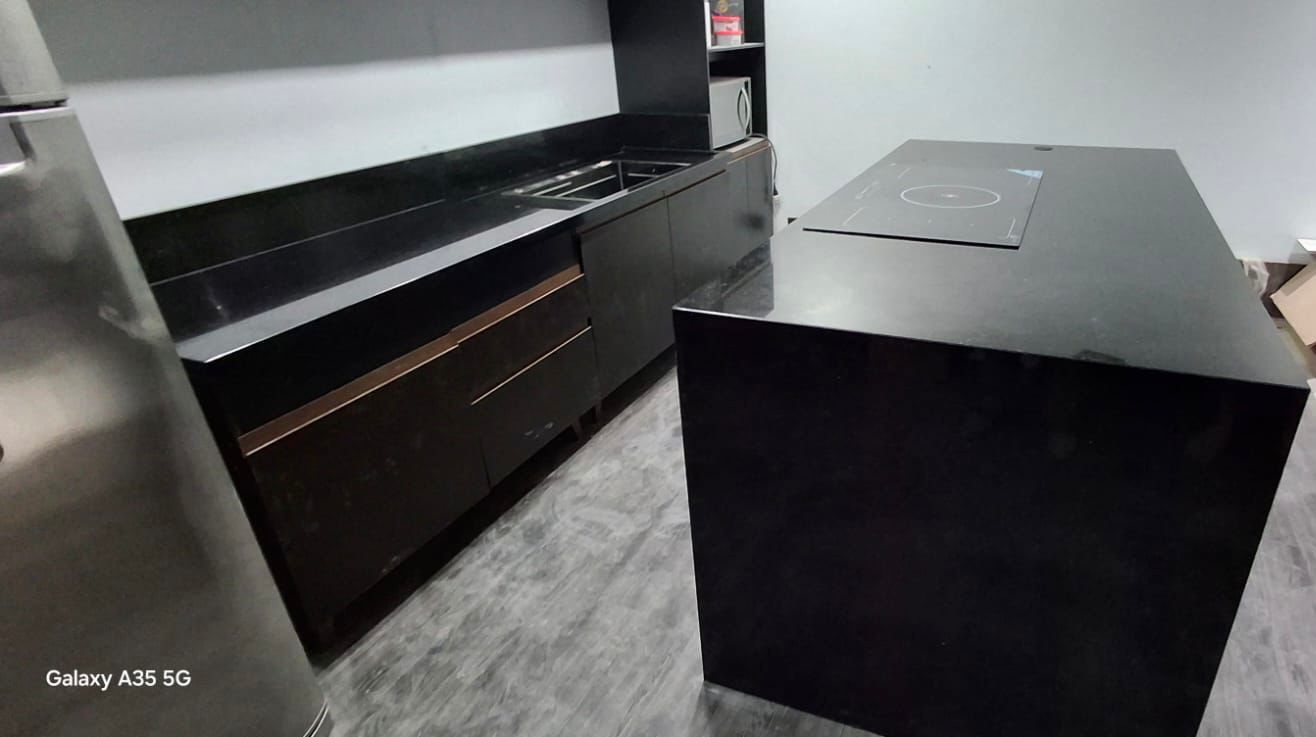 Cozinha com bancada e ilha em granito preto