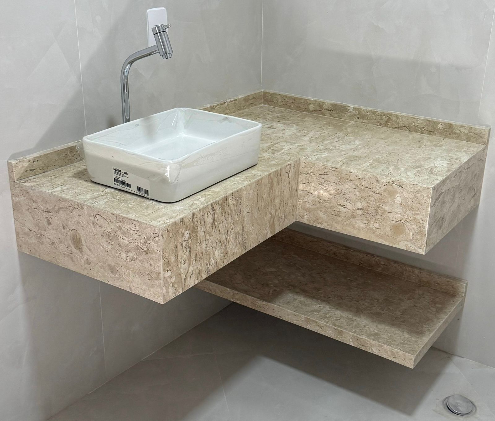 Lavabo com bancada em mármore travertino